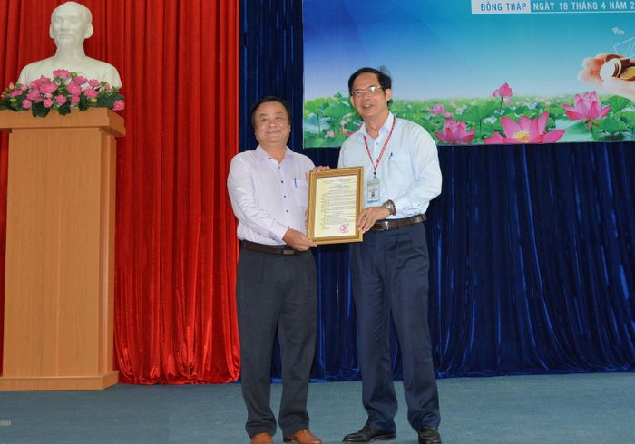 NGƯT.PGS.TS Nguyễn Văn Đệ - Hiệu trưởng Trường ĐH Đồng Tháp (phải ảnh) nhận Quyết định của Bộ GD&amp;ĐT giao nhiệm vụ đào tạo ngành Nông học