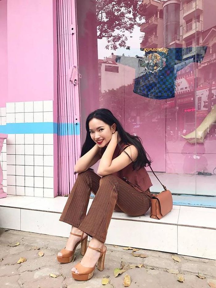 Diễn viên - stylist Châu Bùi phối trang phục theo tông màu nâu. Từ quần áo đến phụ kiện đều thống nhất sắc độ tạo nên vẻ sành điệu cho người mặc.