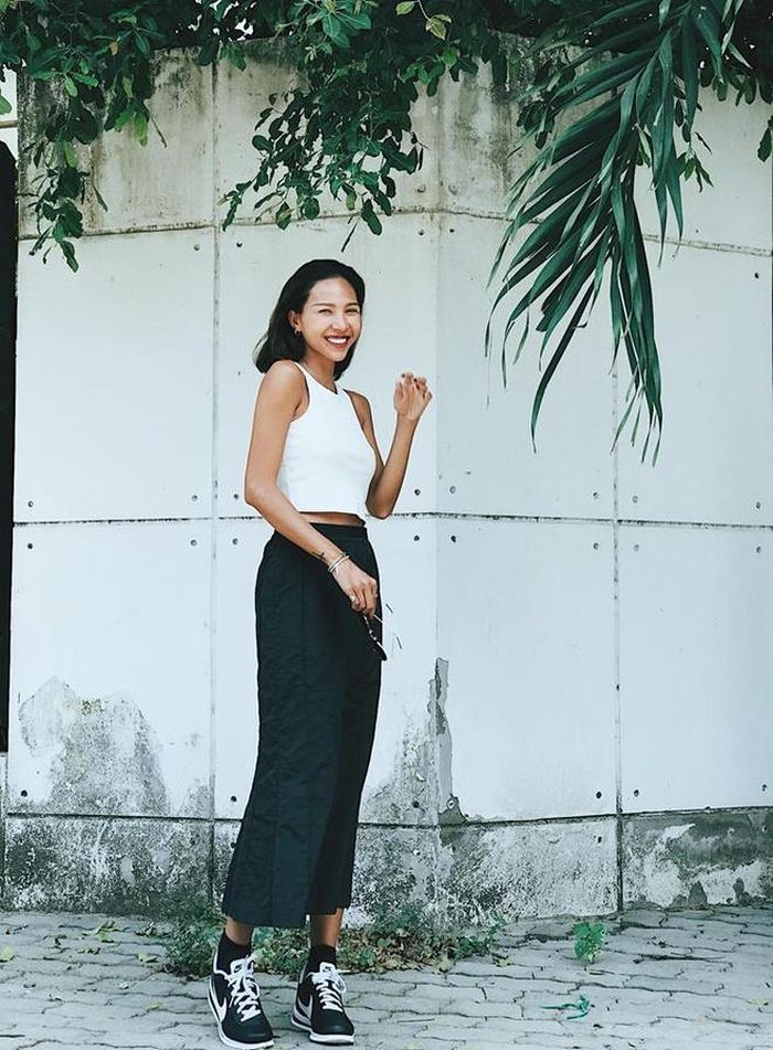 Minh Triệu duy trì phong cách cá tính, khỏe khoắn với crop-top khoe eo, quần suông và giày bata năng động.