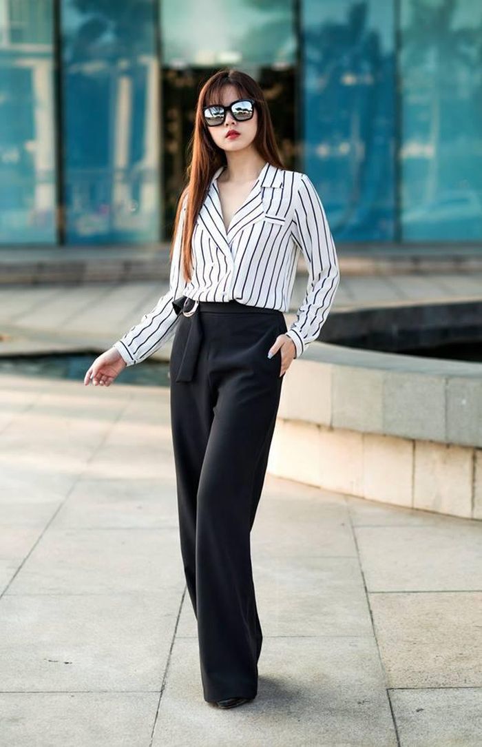 Midu nổi bật với style công sở khi kết hợp 2 item là sơ mi sọc kẻ, quần suông hợp xu hướng. Phong cách này giúp nữ diễn viên trông cao ráo, sành điệu hơn.