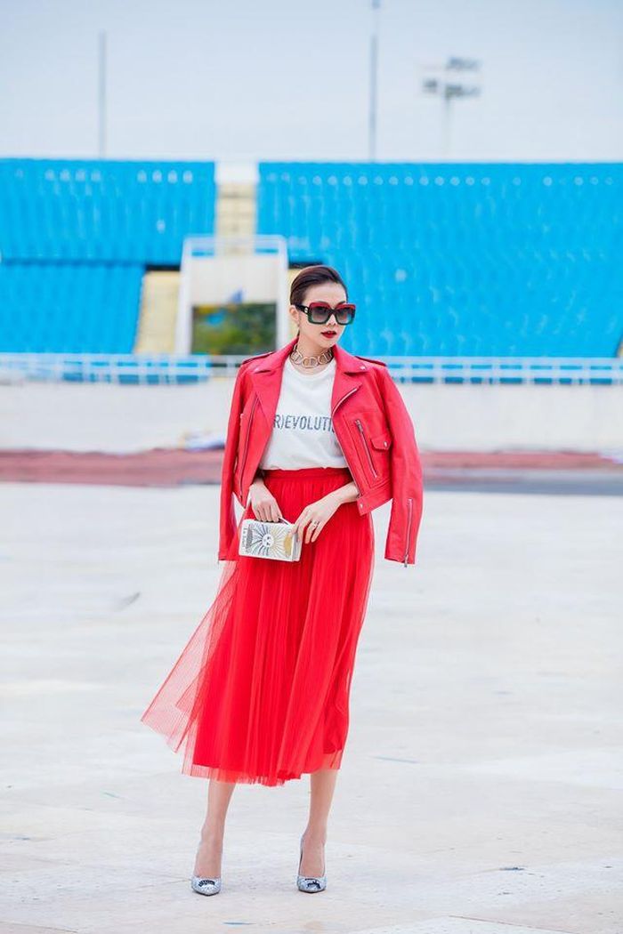 Thanh Hằng có phần táo bạo hơn khi kết hợp chân váy voan lưới đỏ cùng áo jacket da đồng màu.