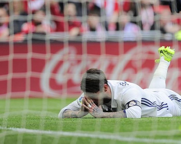 Ramos không có nổi pha đánh chặn và tắc bóng thành công tính đến lúc bị đuổi khỏi sân. Anh chàng thủ quân đã dính thẻ đỏ 5 lần kể từ mùa 2013/14, nhiều hơn bất cứ đồng nghiệp nào ở La Liga. Ramos có tổng cộng 22 thẻ đỏ suốt sự nghiệp, nhiều hơn Patrick Vieira và Roy Keane (Ngoại hạng Anh) cộng lại. 