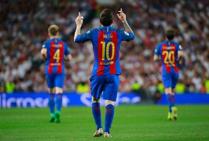 Messi đã ghi 14 bàn ở Bernabeu. Không ai làm tốt hơn anh. Chưa hết, anh còn trở thành cầu thủ đầu tiên có số bàn thắng trên 40 trong 8 mùa giải liên tiếp từ 2009/10. Đây là thành tích ngay cả Cristiano Ronaldo hay Zlatan Ibrahimovic cũng không thể chạm đến. 