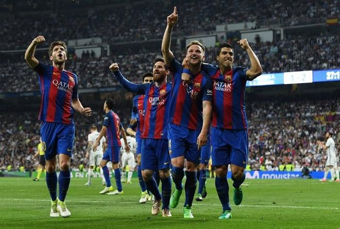 Barcelona là đội đầu tiên đánh bại Real trên sân Bernabeu ở La Liga, tính từ sau ngày 27/2/2016. Los Blaugrana chấm dứt chuỗi 22 trận bất bại của Los Blancos trên thánh địa. 