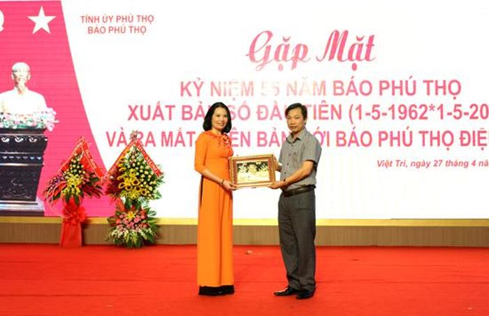 Phó Tổng Biên tập báo Kinh tế &amp; Đô thị Nguyễn Anh Đức chúc mừng báo Phú Thọ.