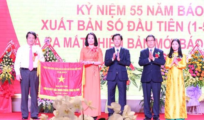  Lãnh đạo báo Phú Thọ nhận Cờ thi đua của Chính phủ.