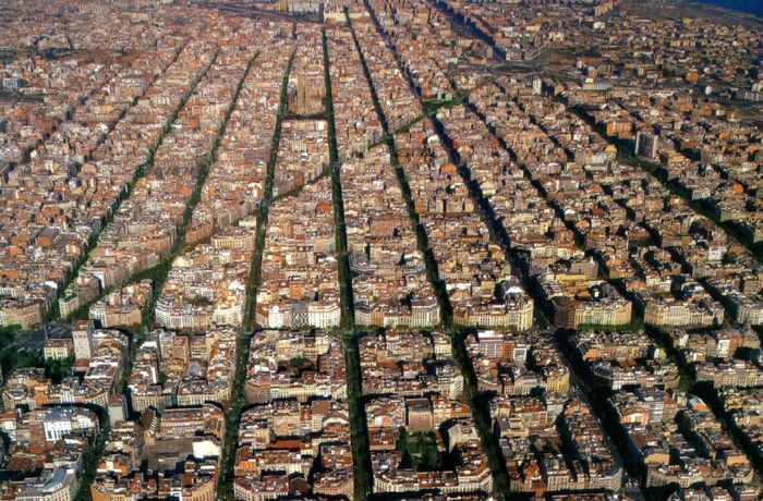 Được xây dựng trong quá trình mở rộng thành phố khi Barcelona bắt đầu phát triển vào giữa thế kỷ 19, quận Eixample có diện tích 7,5 km2, đặc trưng bởi những con phố thẳng, dài, đều tăm tắp giao cắt nhau. Ảnh: Urbanmatters