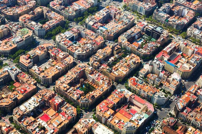Việc thiết kế các khối nhà hình bát giác thay cho tứ giác cũng đảm bảo lượng ánh sáng mặt trời và gió cho các ngôi nhà, vừa đủ độ thoáng khí, tránh được cái nắng quá gắt của Barcelona mùa hè, đồng thời làm cho những góc ngã tư dễ nhìn hơn, giảm thiểu tai nạn do tầm nhìn kém. Ảnh: MCBW Blog