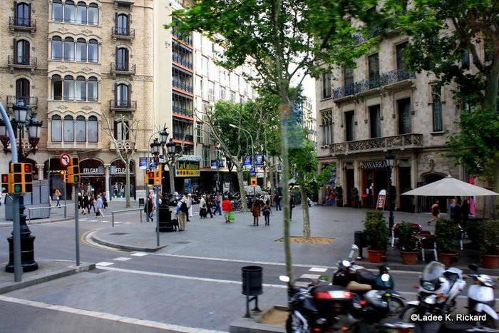 Với lịch sử lâu đời và cách thức quy hoạch đô thị độc đáo, quận Eixample đã trở thành một địa điểm thu hút rất đông du khách của thành phố Barcelona. Ảnh: Ladee's Travels