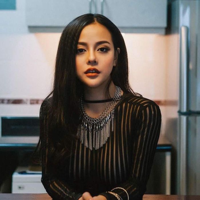 Không chỉ vậy, điểm nhấn giúp nữ DJ quê Thanh Hóa này được nhắc tới nhiều trong các diễn đàn mạng hay những fan hâm mộ đó chính là nụ cười tỏa nắng. Dù chỉ nhẹ nhàng hé môi cười, Mai Anh cũng làm cho nhiều người gục ngã.