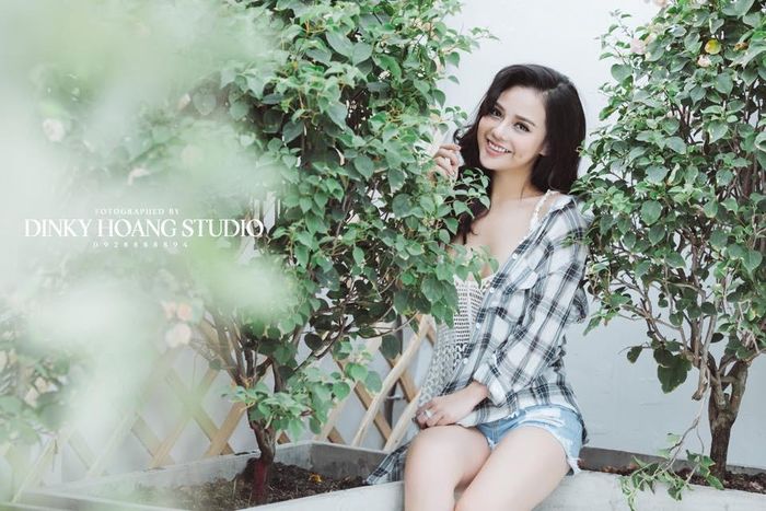 Nguyễn Mai Anh (sinh năm 1992) quê gốc Thanh Hóa. Nữ DJ này từng là cựu sinh viên của ngành Tài chính, trường ĐH Kinh doanh và Công nghệ Hà Nội. Mới đây, Mai Anh vừa lọt vào top 10 của một cuộc thi dành cho DJ quy mô lớn trong nước.