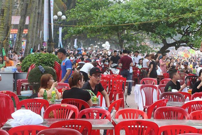 Các quán hàng chật cứng du khách
