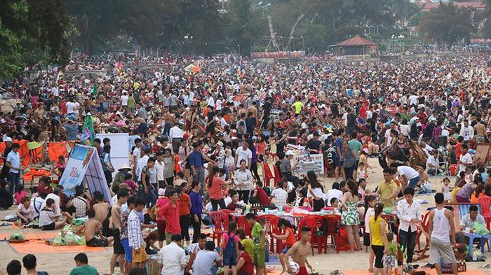 Khu vực bãi biển đông không còn khoảng trống nào