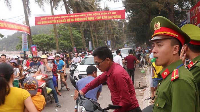 Lực lượng an ninh làm việc liên tục để đảm bảo trật tự khu vực bãi biển