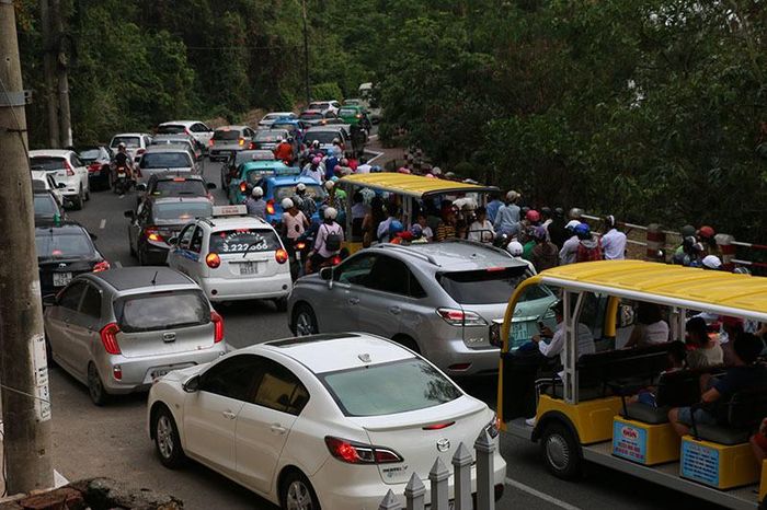 Hàng dài phương tiện kẹt cứng ở lối vào bãi biển
