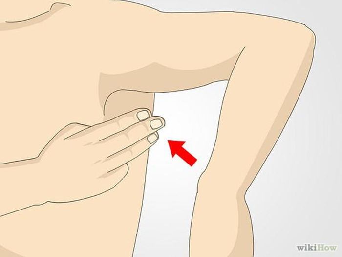 Việc xoa bóp hốc nách có tác dụng đả thông tâm kinh, khiến các triệu chứng nóng nảy, bốc hỏa, mất ngủ, luôn háo khát nước tiểu tiện ít, lưỡi đỏ suy giảm đáng kể, giúp người bệnh lấy lại sự bình tĩnh và thư giãn hơn.
