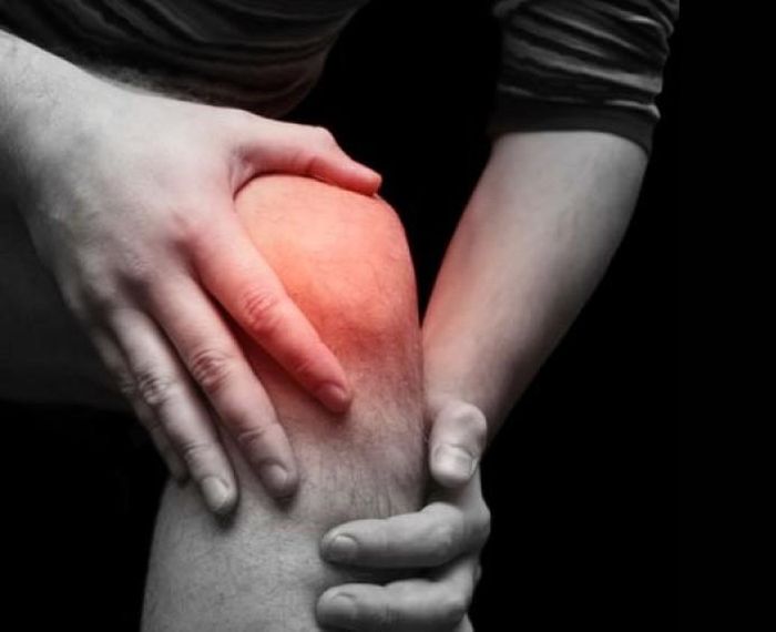 Sau vài ngày vỗ giải độc vùng hốc đầu gối sẽ thâm bầm lại. Đây là biểu hiện độc tố đang được thải ra ngoài.