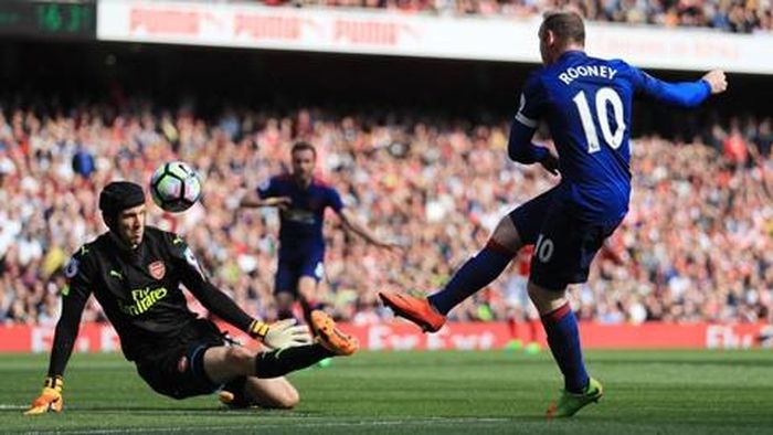 Pha bóng suýt thành bàn của Rooney.