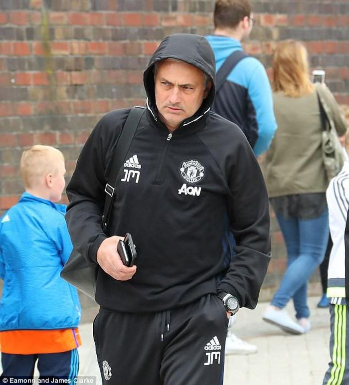 HLV Mourinho cùng các học trò đến sân Emirates. 