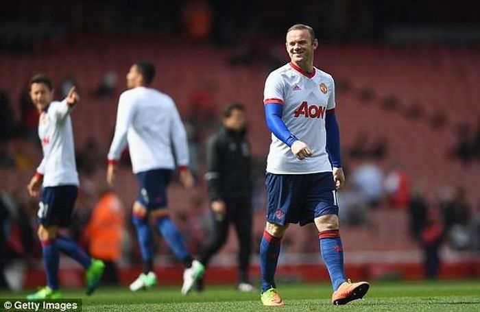 Rooney khởi động trước trận đấu