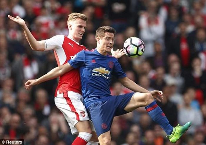 Ander Herrera của M.U khống chế bóng trong sự đeo bám của cầu thủ Arsenal.