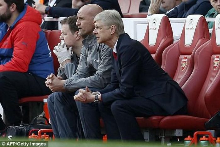 HLV Wenger tỏ ra khá căng thẳng trên băng ghế huấn luyện Arsenal.