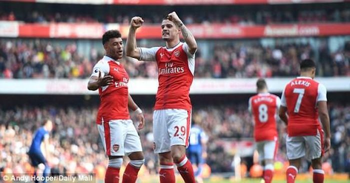 Xhaka ăn mừng bàn thắng ở tỷ số trận đấu.