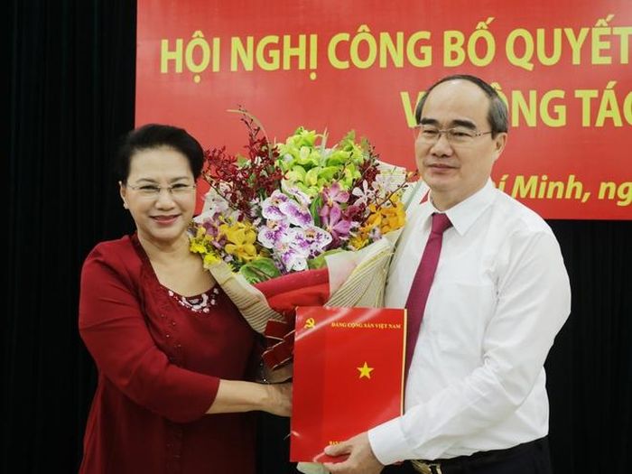 Ngày 10/5, tại TP.HCM, bà Nguyễn Thị Kim Ngân, Ủy viên Bộ Chính trị, Chủ tịch Quốc hội, đã trao quyết định của Bộ Chính trị phân công ông Nguyễn Thiện Nhân, Ủy viên Bộ Chính trị, Chủ tịch Ủy ban Trung ương MTTQ Việt Nam tham gia Đảng bộ TP.HCM, giữ chức Bí thư Thành ủy TP.HCM.