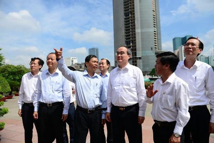 Ngay sau khi nhậm chức Bí thư Thành ủy TP.HCM, ông Nguyễn Thiện Nhân đã đến thăm các công trình ở phố đi bộ Nguyễn Huệ (quận 1) và Bảo tàng Hồ Chí Minh (quận 4).