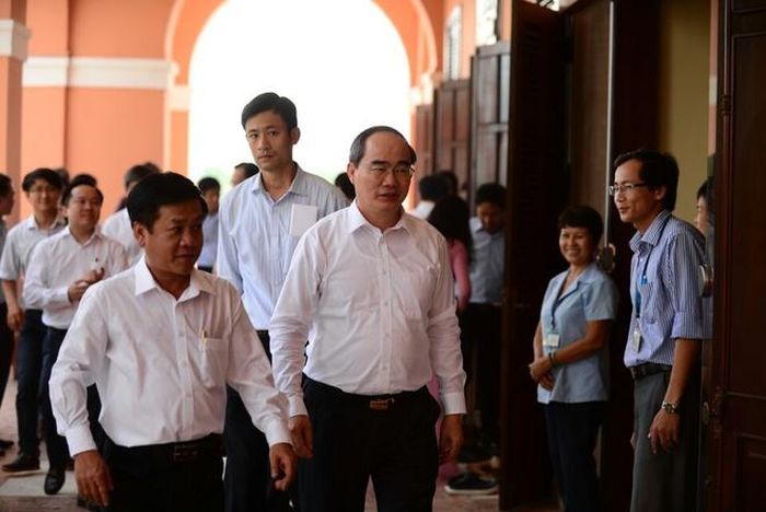 Bí thư Nguyễn Thiện Nhân tiếp tục đi tham quan các công trình bên trong Bảo tàng Hồ Chí Minh như hồ sen, công trình xây dựng tượng đài Bác trong khuôn viên bảo tàng.
