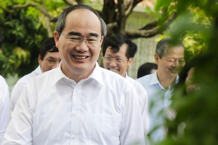 Trong chuyến đi, gương mặt của Bí thư Nguyễn Thiện Nhân luôn nở nụ cười với người dân, bà con TP.