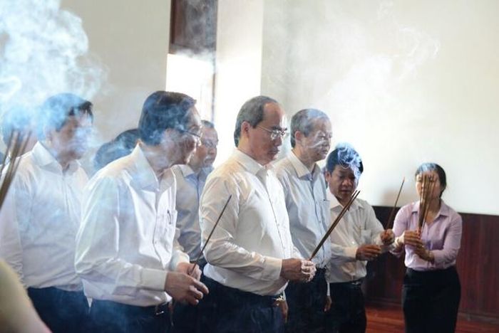 Tân Bí thư Nguyễn Thiện Nhân cùng lãnh đạo TP.HCM dâng hương tượng đài Hồ Chí Minh ở Bảo tàng Hồ Chí Minh, nơi Bác ra đi tìm đường cứu nước vào ngày 5/6/1911.