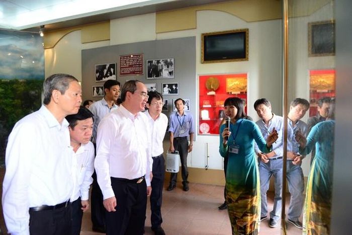 Sau khi dâng hương lên tượng đài Bác, Bí thư Nguyễn Thiện Nhân tham quan bảo tàng, lắng nghe hướng dẫn viên giới thiệu những kỷ vật, quá trình bôn ba, tìm đường cứu nước của Bác.