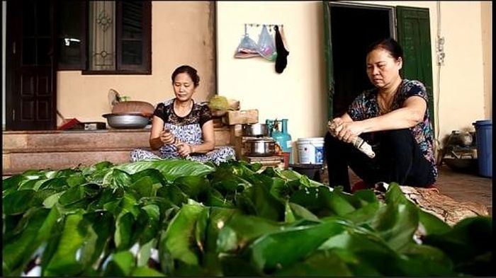 Những chiếc bánh tẻ được bọc trong lá dong xanh mướt.