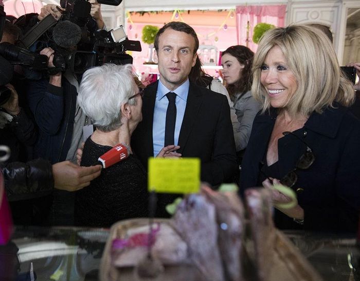 Bà ly hôn với người chồng Andre năm 2006. Khi ấy, ông Macron 18 tuổi, bà Trogneux chuyển tới Paris sống. Họ gặp lại và yêu nhau say đắm. Hai người làm đám cưới vào năm 2007. Kể từ đó, bà luôn ở bên, ủng hộ chồng theo đuổi sự nghiệp chính trị.