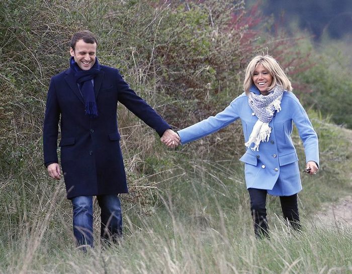 Khi được hỏi về chồng - ông Macron, bà Brigitte dành những lời khen dành cho ông: "Chồng tôi là một người giỏi nhiều mặt, không chỉ trên cương vị một chính trị gia. Tôi không tìm được điều gì mà anh ấy không làm tốt cả".