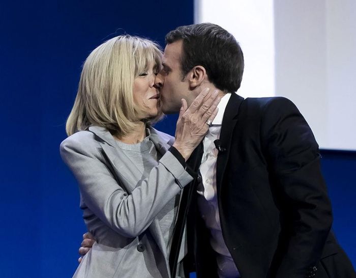 Nói về chuyện tình của mình với người vợ hơn 24 tuổi, ông Macron từng chia sẻ rằng hai người "không phải một cặp đôi bình thường như bao cặp đôi khác. Dù không thích cách miêu tả đó nhưng chúng tôi thực sự là một cặp và chúng tôi có tồn tại".