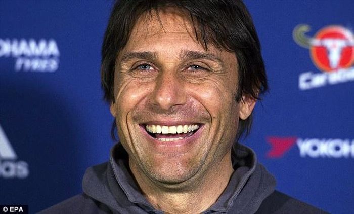Conte đang hạnh phúc với Chelsea khi gần được nâng cúp vô địch
