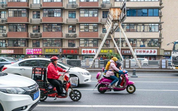 Giao thông hàng ngày ở Thành Đô khá nhộn nhịp và tràn ngập các loại xe điện. 