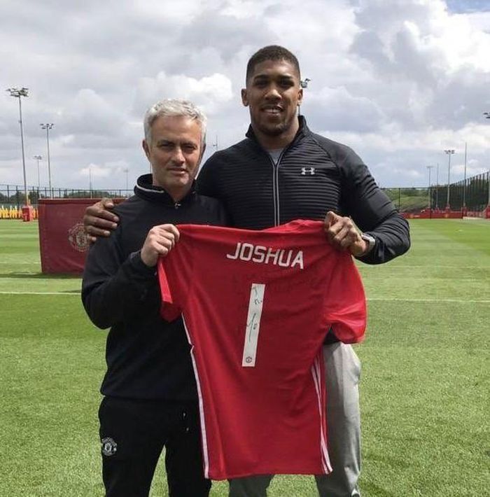 Anthony Joshua rạng rỡ nhận áo đấu kỷ niệm từ HLV Jose Mourinho.