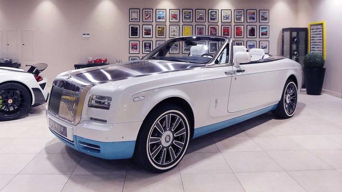 Chiếc xe mui trần đặc biệt này đang được trưng bày ở một showroom lớn tại Ả-rập chờ khách.