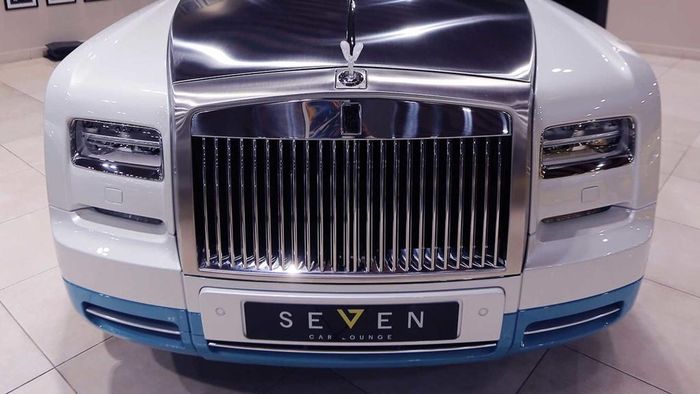 Tại showroom ở Ả-rập, Phantom Drophead Coupe Last of Last được rao giá 494.000 USD. Xe sử dụng động cơ V12 6.749cc, công suất 453 mã lực tại 5.350 vòng/phút, đi cùng hộp số 8 cấp.