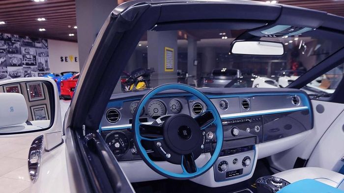 Ngoài ra, Rolls-Royce còn sử dụng sợi carbon để hoàn thiện nội thất xe, nhưng mang tính trang trí nhiều hơn là để cắt giảm trọng lượng.