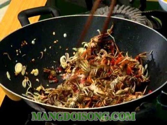 Chiên vàng cáy trong dầu ăn. Điều chỉnh lửa bếp vừa phải không quá to cáy sẽ bị cháy, lửa nhỏ cáy sẽ bị sống không đạt yêu cầu. Khi cáy bắt đầu chuyển sang màu vàng bạn vớt ra đĩa lót giấy thấm dầu để ráo dầu. Ảnh: mangdoisong.com.