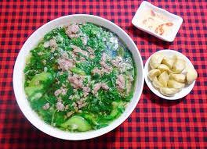 Thái nhỏ rau đay, mướp bổ đôi cắt miếng vừa ăn. Đặt nồi nước cáy lên bếp đun nhỏ lửa. Thêm một ít bột canh. Khi canh sôi cho rau đay và mướp vào đun khoảng 2-3 phút. Nêm nếm lại gia vị cho vừa miệng. Khi canh chín, tắt bếp. Ảnh: sotaynauan.vn.