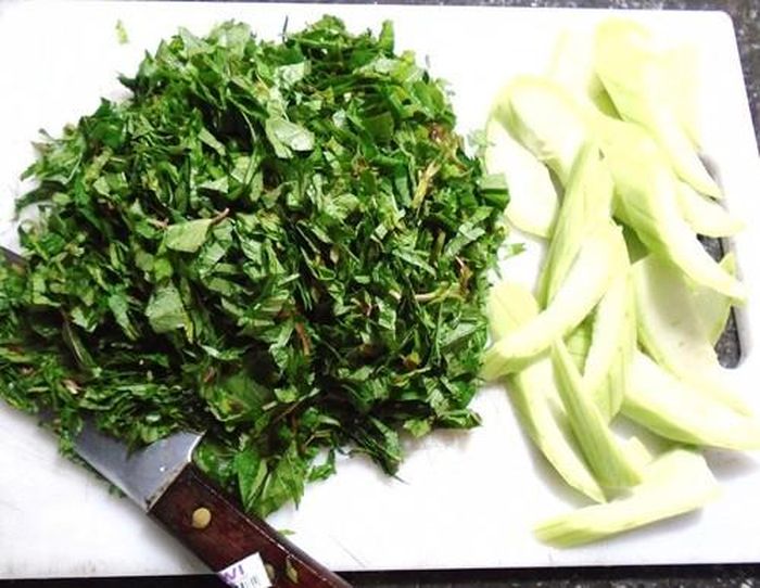 1. Canh cáy nấu rau đay, mướp. Nguyên liệu: Cáy, rau đay, mướp, bột canh, mì chính, bột nêm. Cáy mua về làm sạch, bóc vỏ mai, xóc lại với muối. Cho cáy vào máy xay hoặc giã bằng cối cho nhuyễn và lọc nước vừa ăn. Ảnh: Eva.vn.