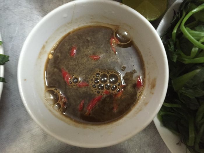 Trộn cùng với thính gạo là một ít men rượu. Những hũ mắm cáy sau khi được phơi đủ sương, đủ nắng đem chôn sâu xuống lòng đất 2-3 tháng là có thể dùng được. Ảnh: mamcaytuongban.wordpress.com.