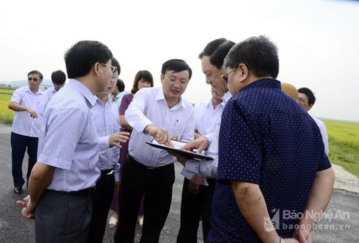 Đồng chí Nguyễn Văn Thông - Phó Bí thư Tỉnh ủy và Đoàn công tác khảo sát vị trí xây dựng bến xe khách tại Kim Liên. Ảnh: Thanh Lê