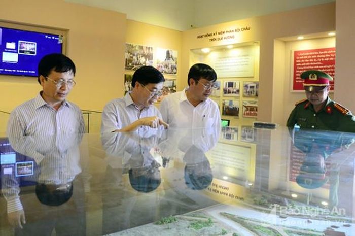 Thăm quan sa bàn mô hình Khu di tích Phan Bội Châu. Ảnh Thanh Lê