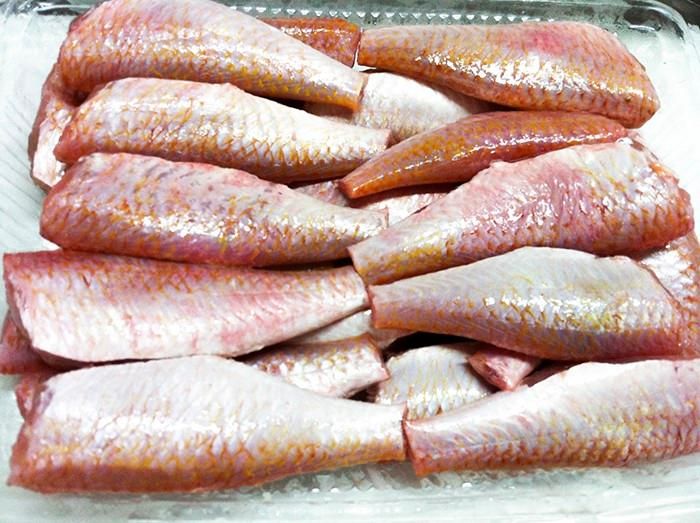 4. Cá phèn hồng một nắng: Cá sơ chế sạch, ướp nước muối 15 phút. Phơi: Xếp cá lên vỉ/nắp hộp xốp/rổ/ rá phơi ra nắng. Ảnh: hieuhaisan.com.